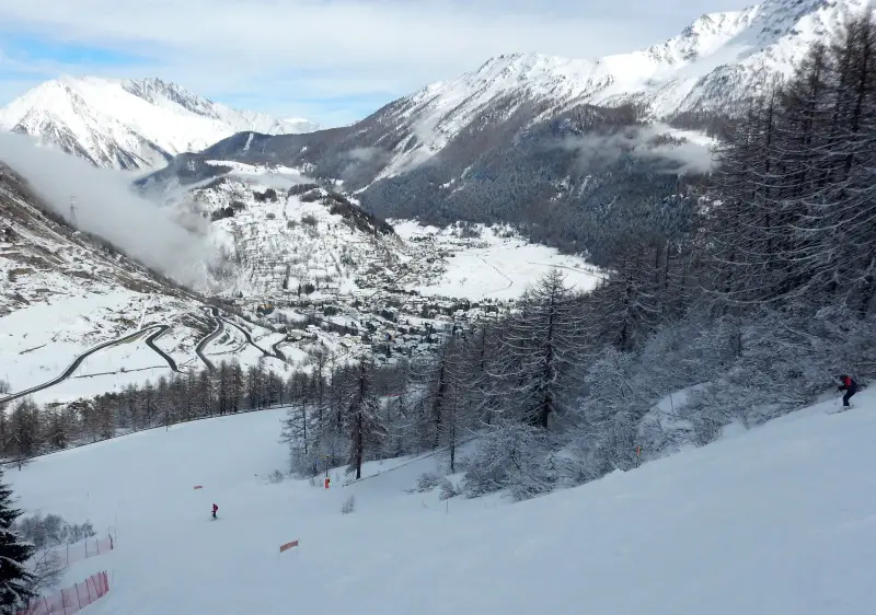 La Thuile ski resort village visible from the F.Berthod ski run